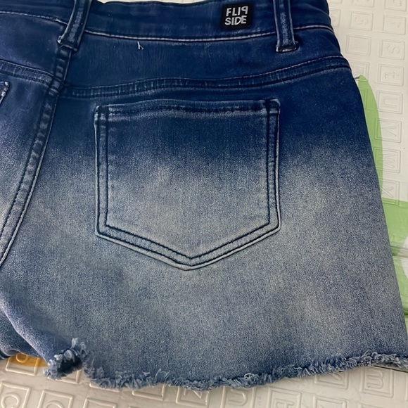 Reversible stretchy daisy dukes - Picture 3 of 8